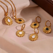 Trending Engraved Flower Shape Enamel Pendant Necklace 18K Gold Plated Stainless Steel Pendant Necklace