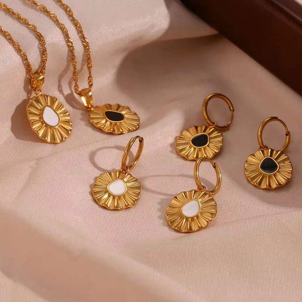 Trending Engraved Flower Shape Enamel Pendant Necklace 18K Gold Plated Stainless Steel Pendant Necklace