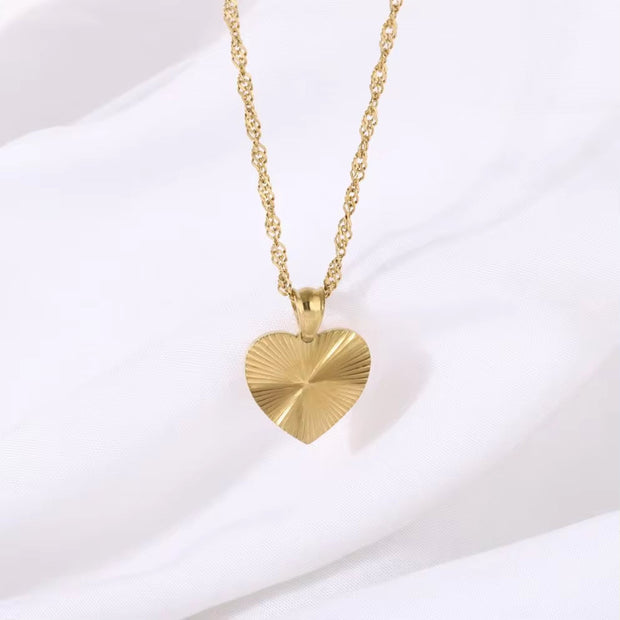 2024 Fashion Vintage 18K Gold Plated Heart Pendant Necklace for Woman
