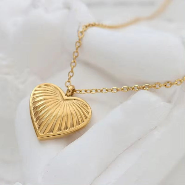 18K Gold Plated Stainless Steel Hip Hop Accessories Radial Texture Heart Pendant Necklace for Women