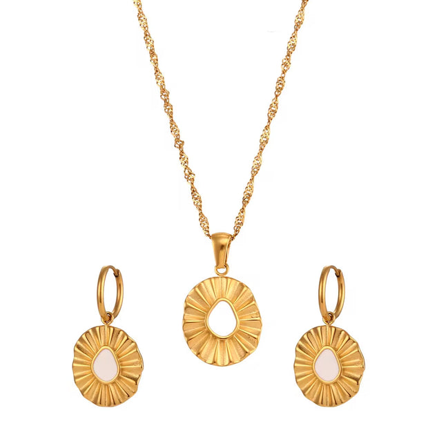 Trending Engraved Flower Shape Enamel Pendant Necklace 18K Gold Plated Stainless Steel Pendant Necklace