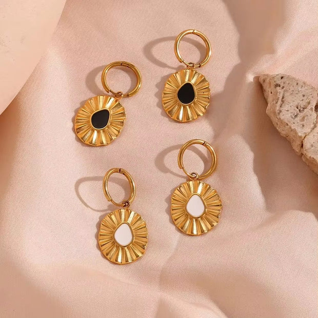 Trending Engraved Flower Shape Enamel Pendant Necklace 18K Gold Plated Stainless Steel Pendant Necklace