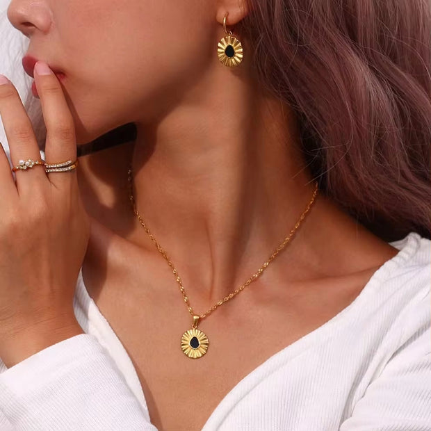 Trending Engraved Flower Shape Enamel Pendant Necklace 18K Gold Plated Stainless Steel Pendant Necklace